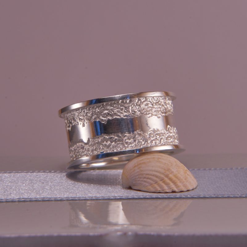 Ring mit organischer Oberfläche für Damen aus Silber